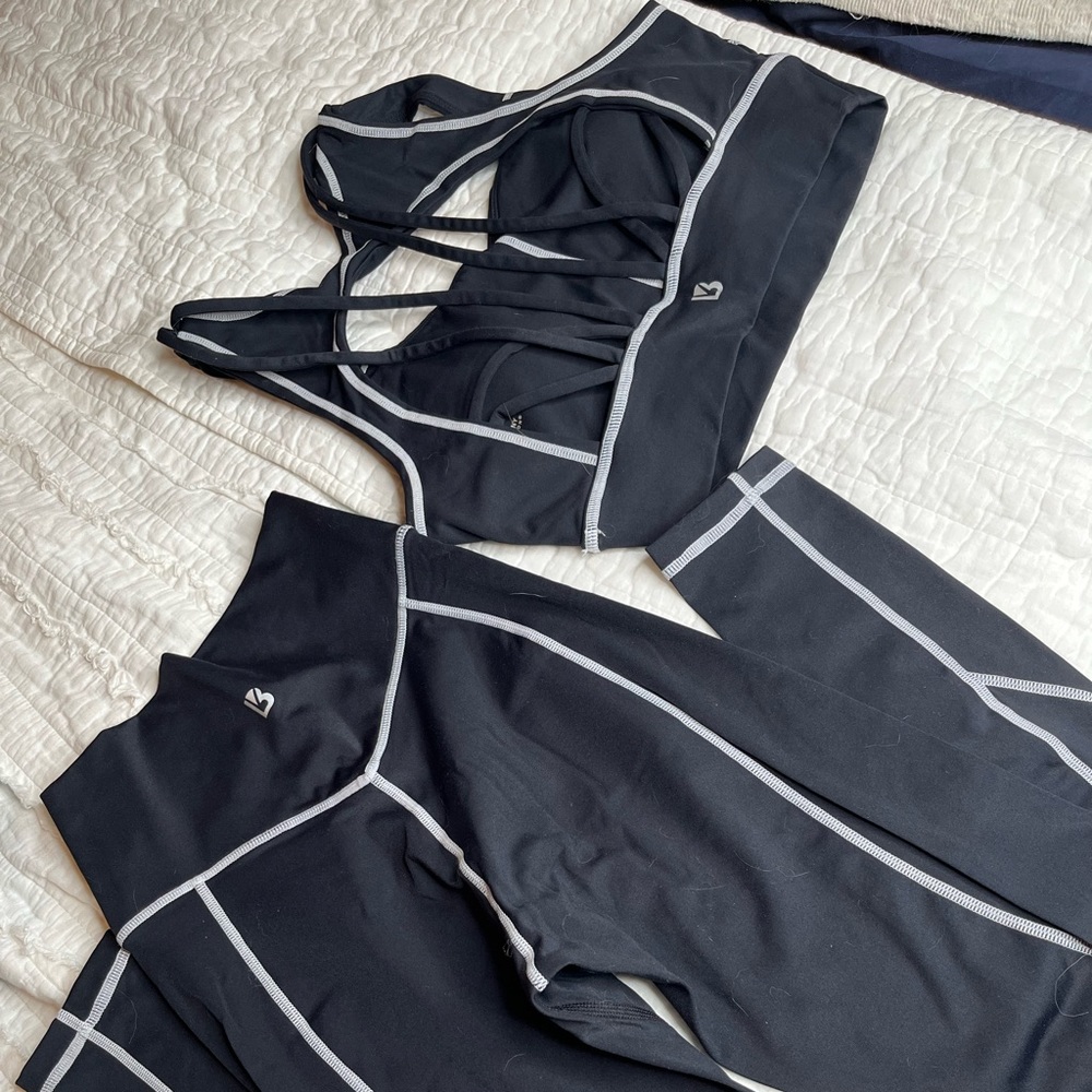 Buffbunny set top medium bottom small perfect condition black and white